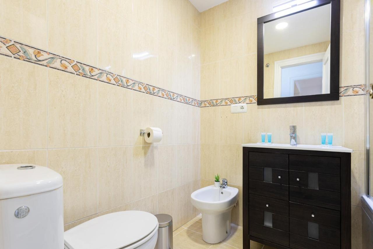 Holidays2Malaga Capuchinos French Balconies, Private Parking, Wifi & Air Con Eksteriør billede